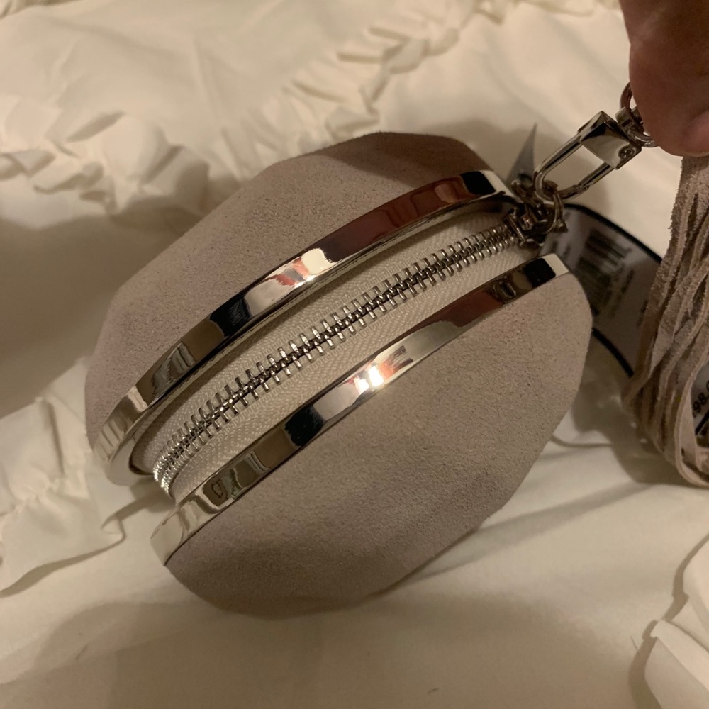 💛🤍🤍💛💛 RARE BCBG Wristlet bracket bag - Picture 9 of 11